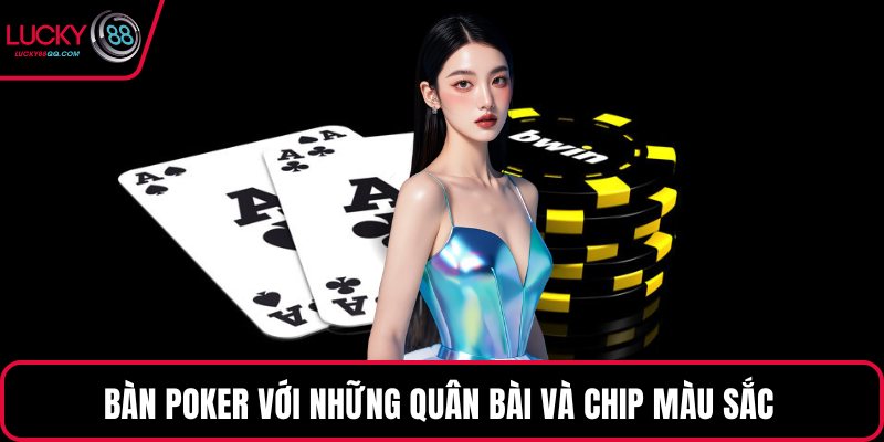 Bàn Poker với những quân bài và chip màu sắc 